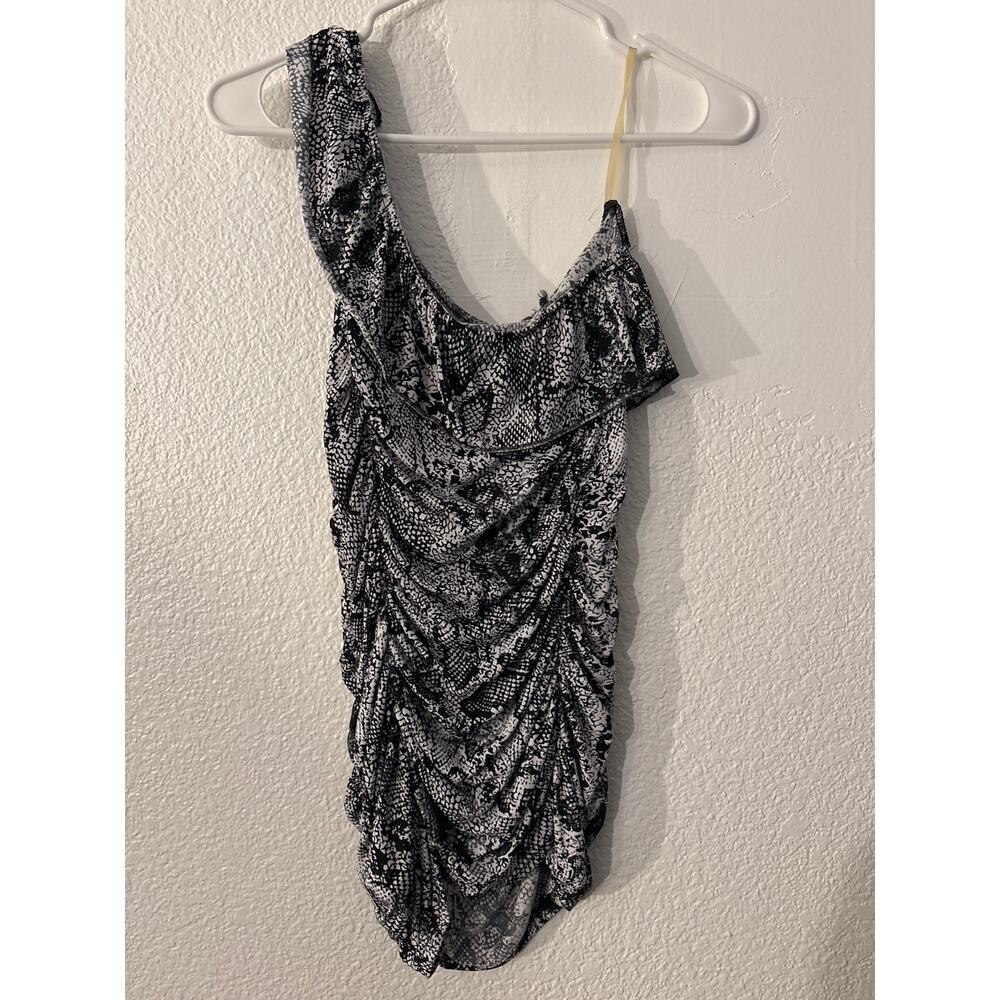 Sara adorable, black and white one sleeve dress
